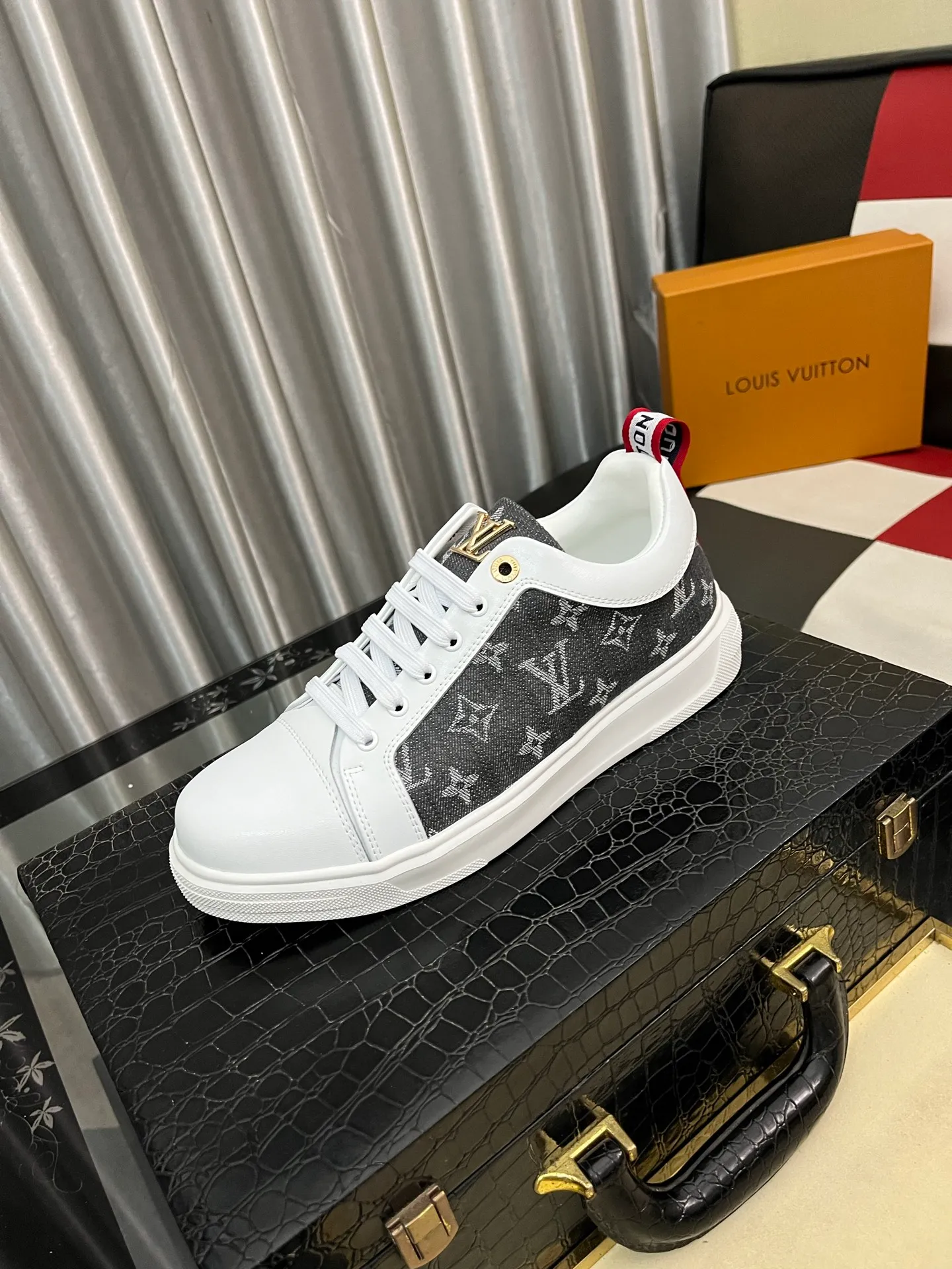 Men's shoes 💰400⌚️⌚️《Louis vuitton/LV Louis Vuitton》original quality.~ Unique modern style sneakers. 🏃A must-have casual shoe for trendy men😍😍 Original brand imported from Italy, imported original leather, cowhide lining (refuses to discolor and grind feet) sole: original sole provided by the original factory, French lazy style design ⚠️Fit to the feet, original quality, super comfortable original sole. Code number: 38-443️⃣Colors available